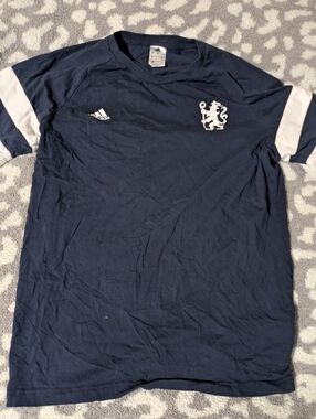 Adidas Chelsea FC Men’s Navy Short Sleeve Crew Tee with White Sleeve Stripeshe